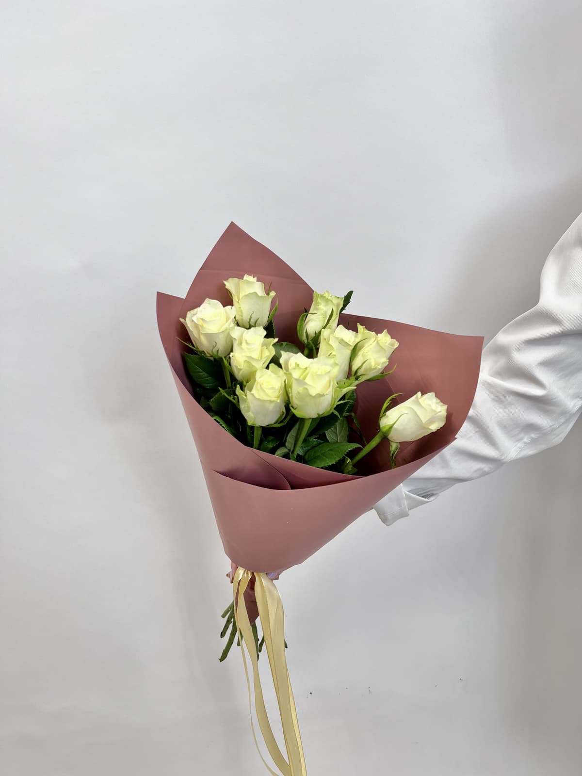 Красочный букет из 11 белых роз стандарт 50 см в оформлении