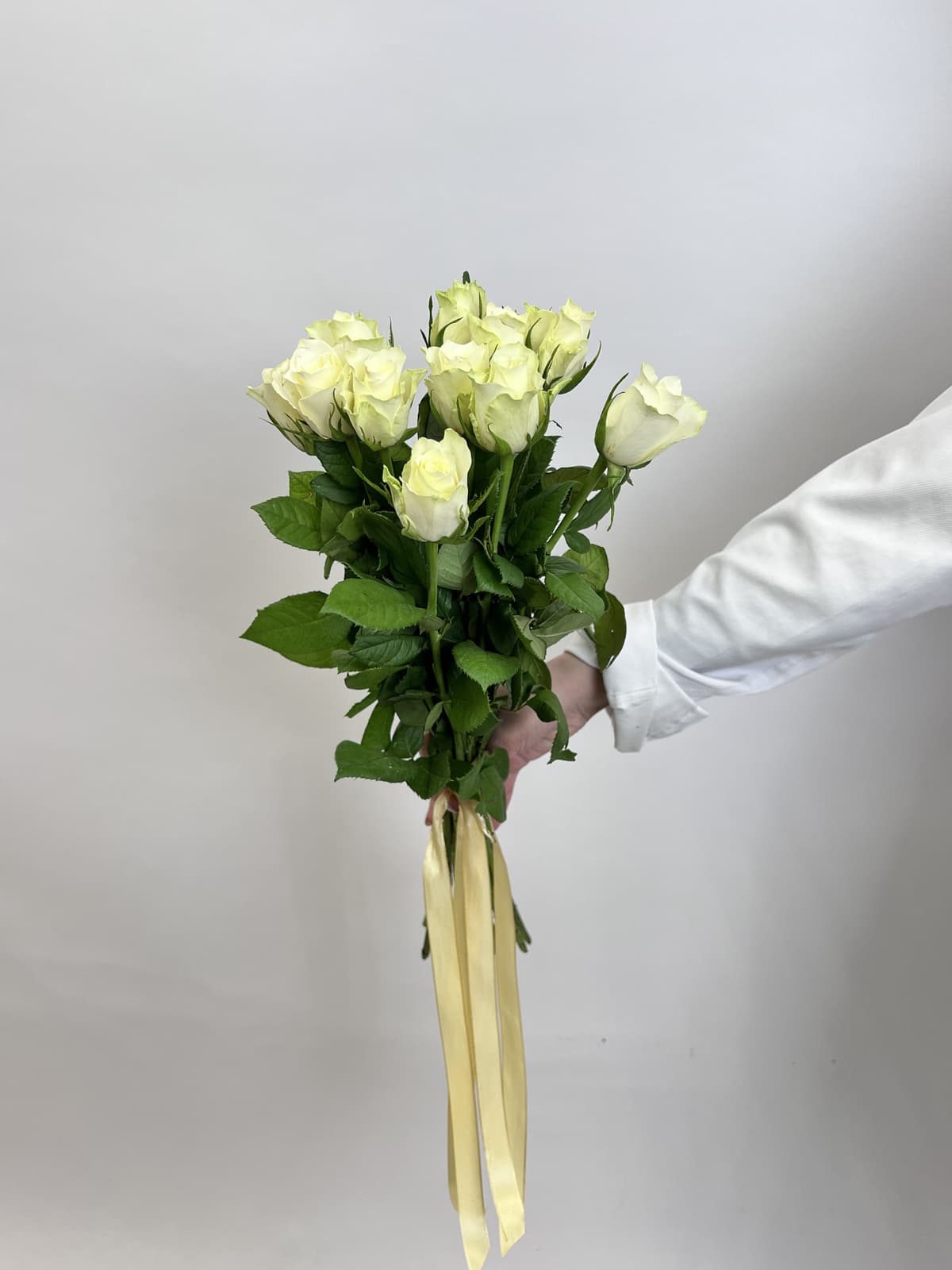 Оригинальный букет из 11 белых роз стандарт 50 см