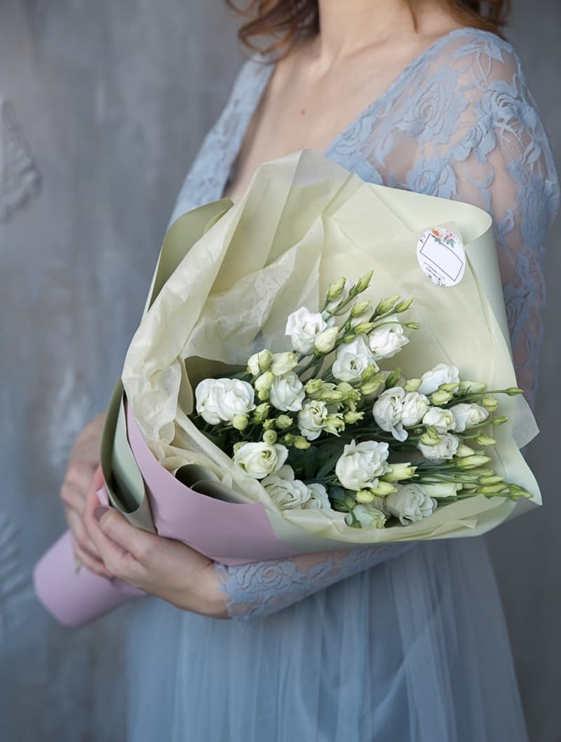 Нежный букет из 11 Эустом в матовой бумаге Уфа