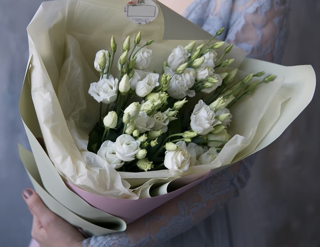 Нежный букет из 11 Эустом в матовой бумаге Уфа