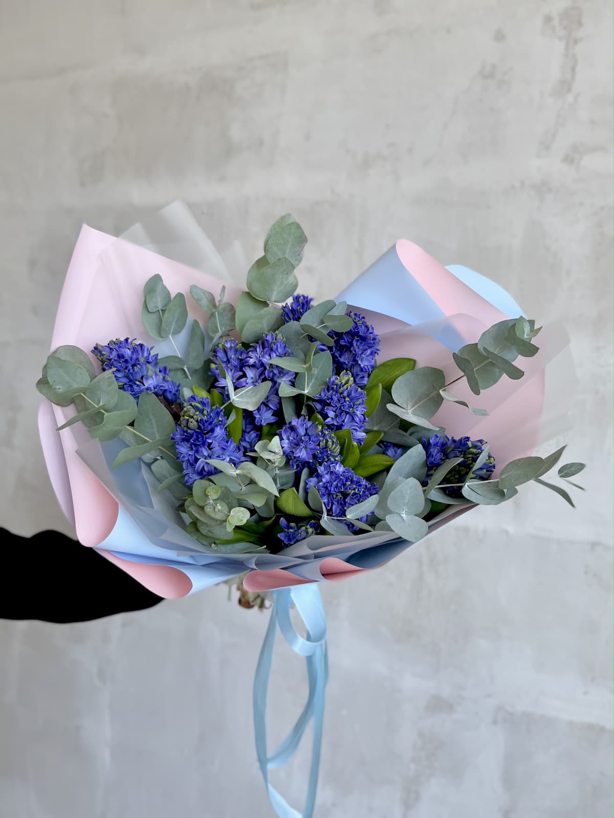 Букет из 11 гиацинтов с Эвкалиптом