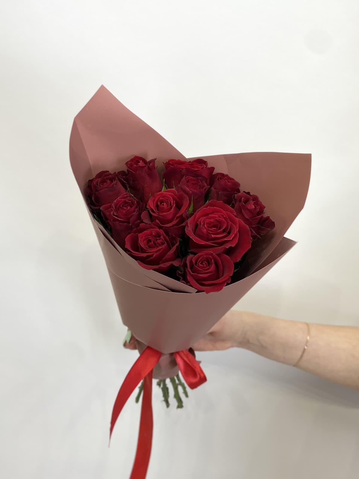 Красочный букет из 11 красных роз Кения 35-40 см в матовой бумаге