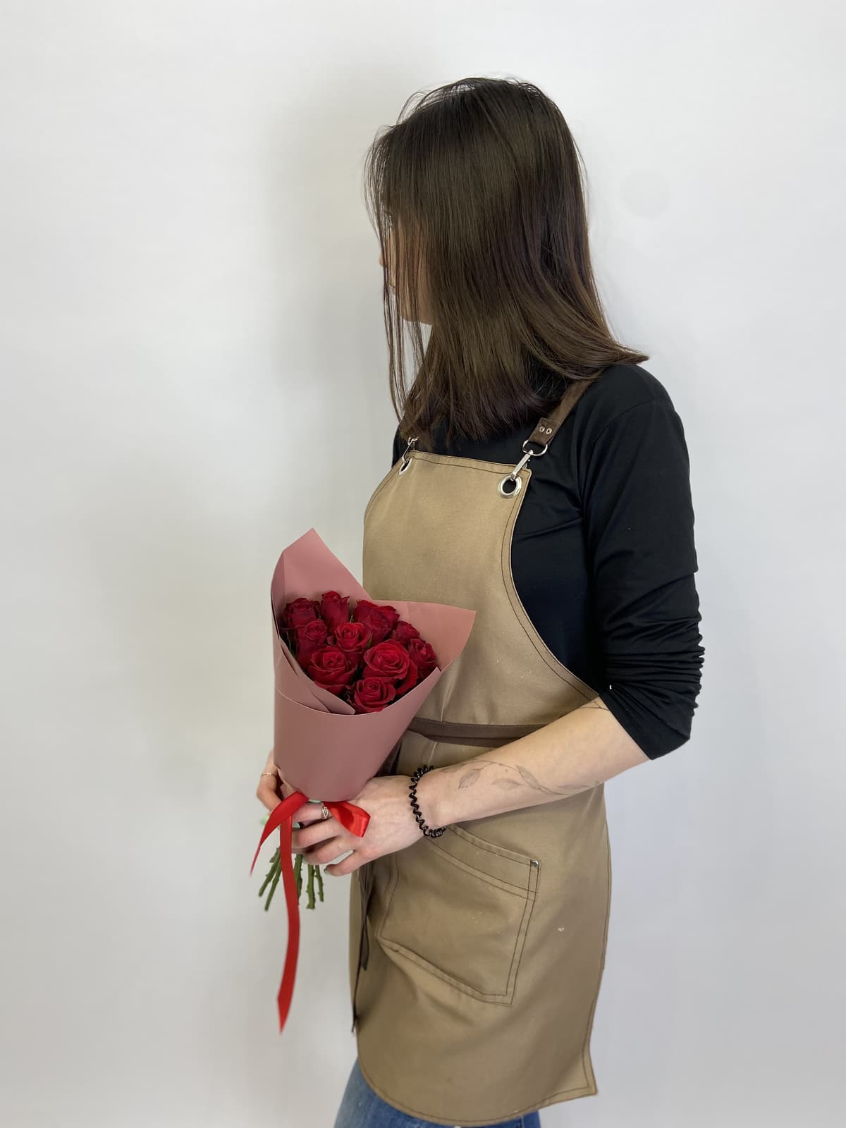 Красочный букет из 11 красных роз Кения 35-40 см в матовой бумаге