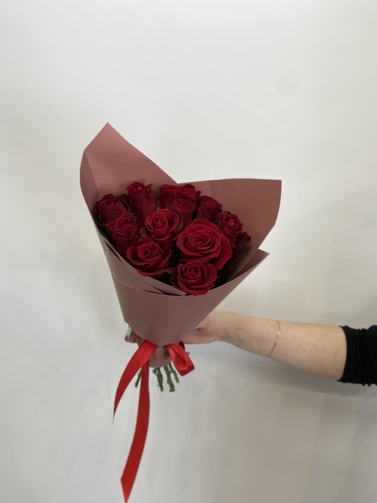 Красочный букет из 11 красных роз Кения 35-40 см в матовой бумаге