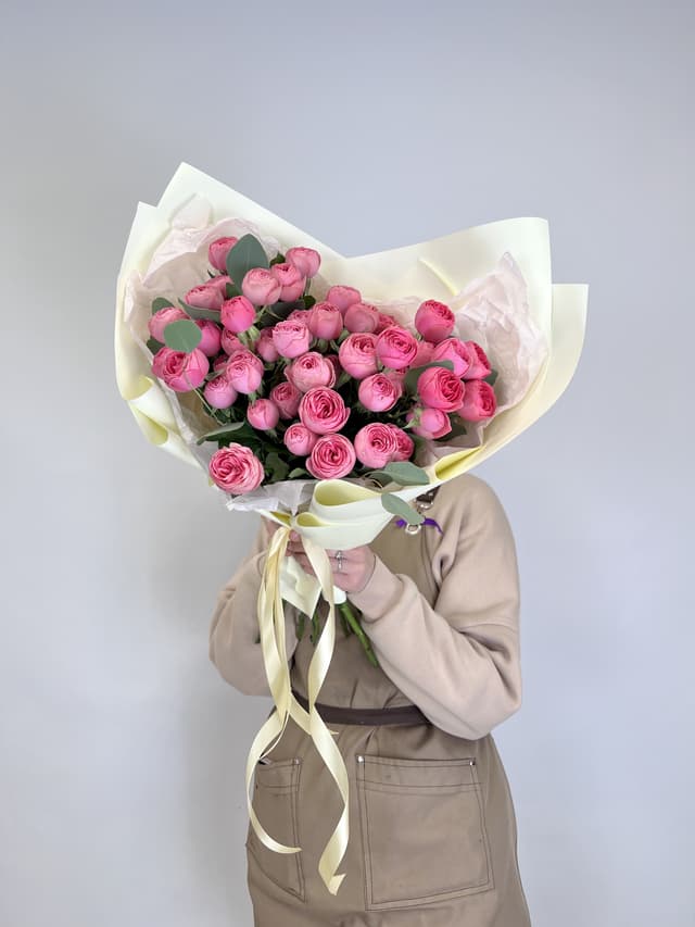 Букет из 11 Кустовых пионовидных Роз Giselle с Эвкалиптом Букет из 11 Кустовых пионовидных Роз Giselle с Эвкалиптом