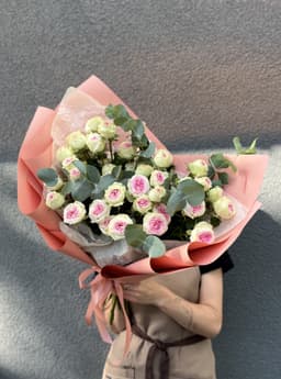 Свежий букет из 11 пионовидных кустовых роз Gelato с эвкалиптом