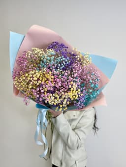 Праздничный букет из 11 радужной Гипсофилы в матовой бумаге
