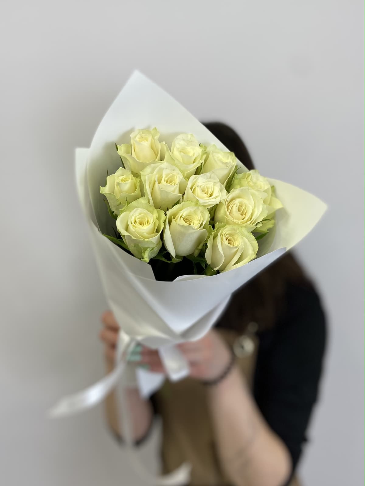 Букет из 11 роз белых Кения 35-40см в матовой бумаге