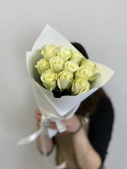 Букет из 11 роз белых Кения 35-40см в матовой бумаге