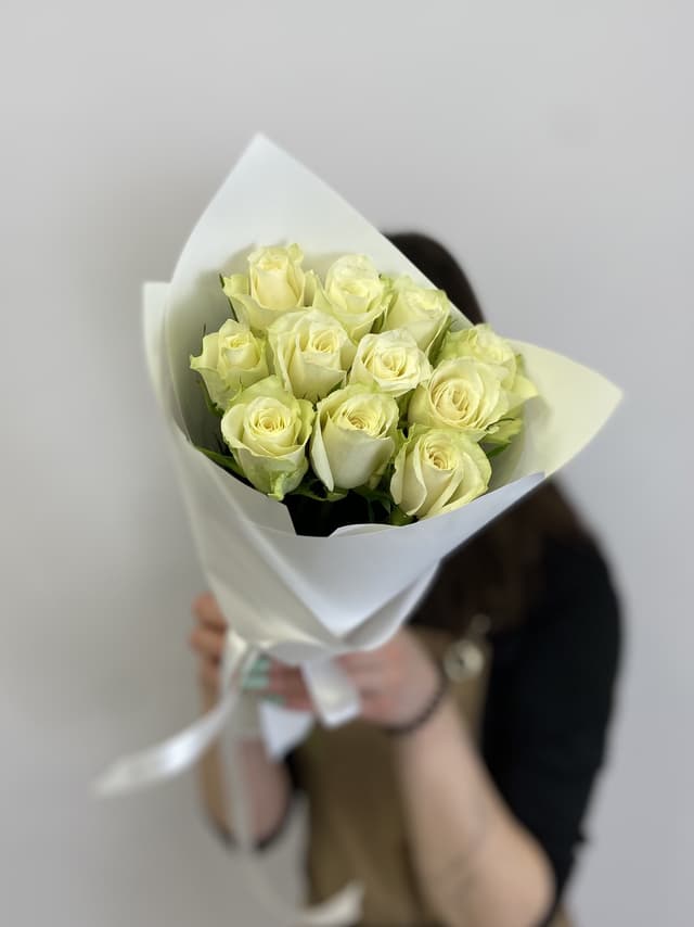 Букет из 11 роз белых Кения 35-40см в матовой бумаге Букет из 11 роз белых Кения 35-40см в матовой бумаге