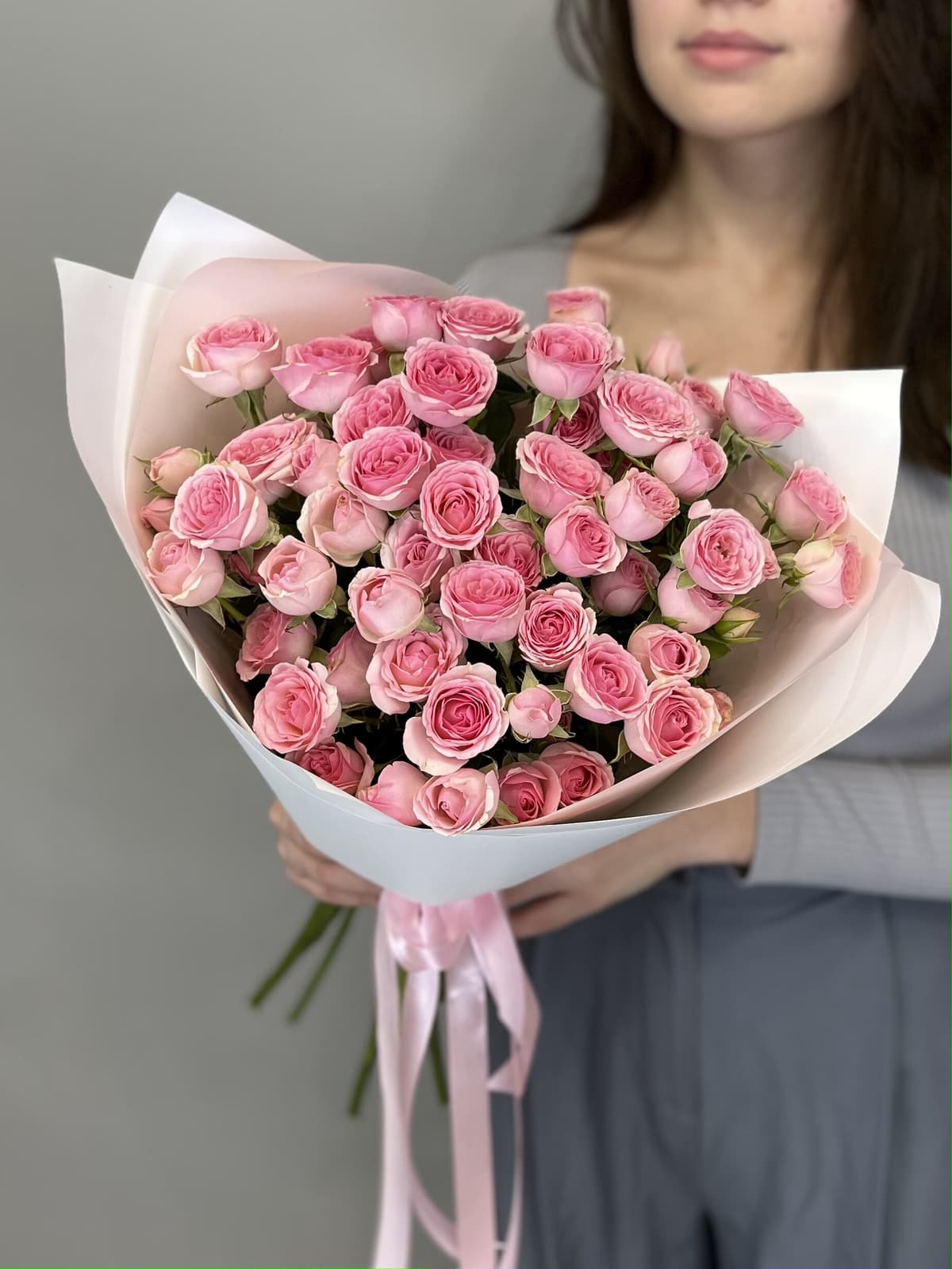 Дизайнерский букет из 11 розовых кустовых роз