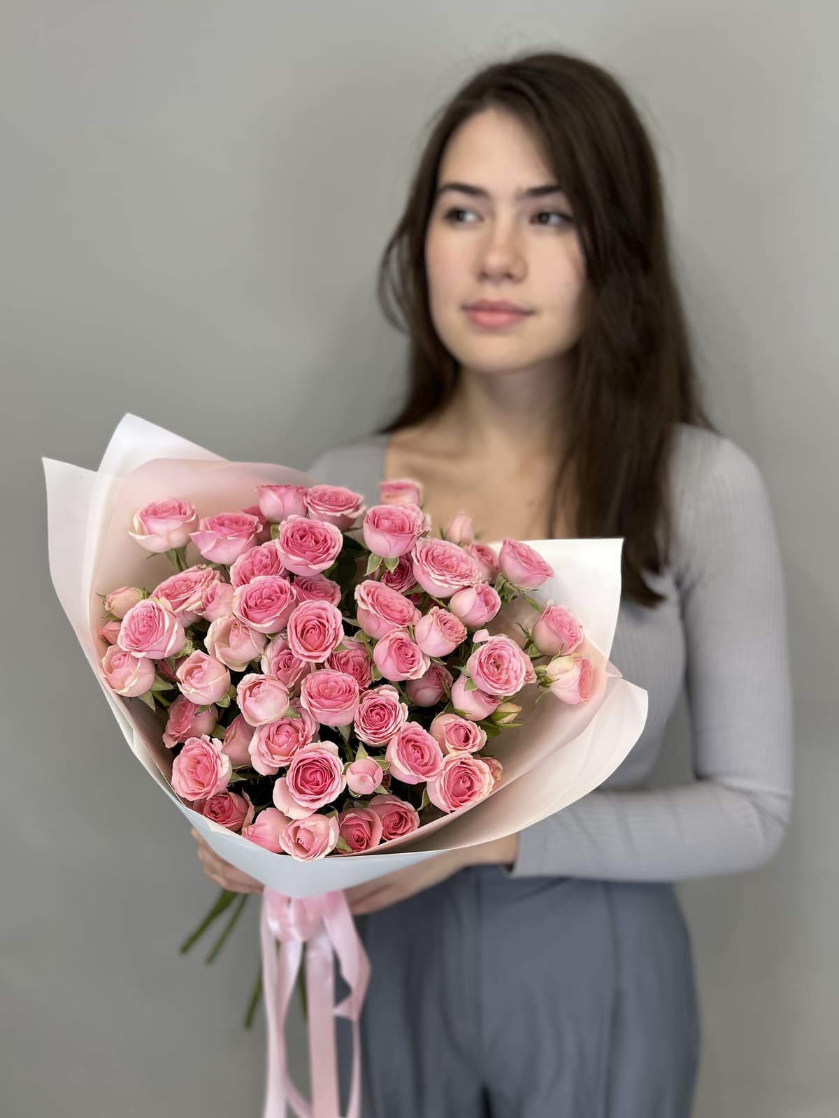 Дизайнерский букет из 11 розовых кустовых роз