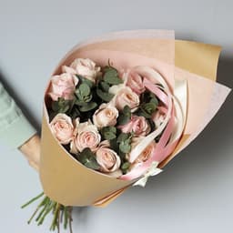 Праздничный букет из 11 розовых роз Эквадор в фирменном оформлении 70 см