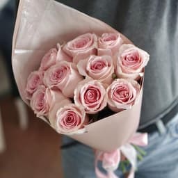 Шикарный букет из 11 розовых роз Эквадор в матовой бумаге 50 см