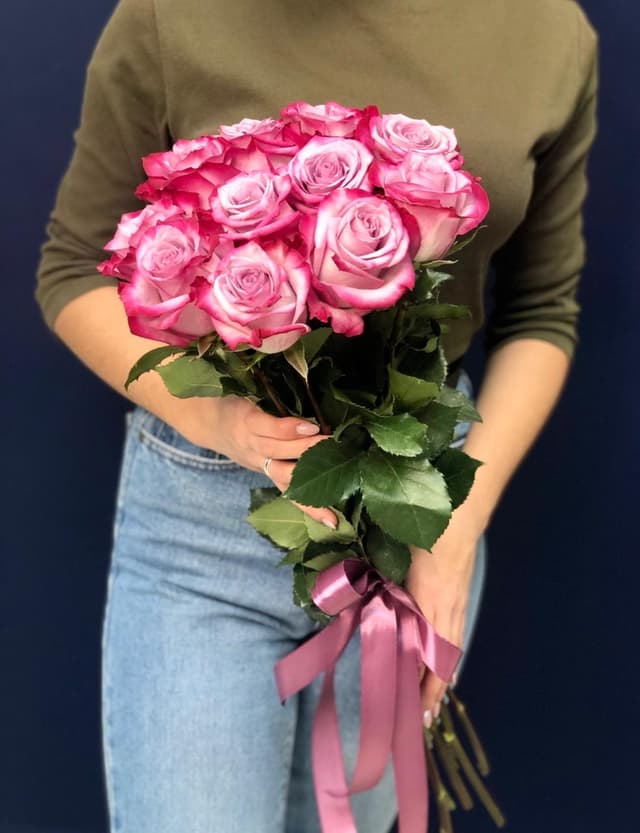 Свежий букет из 11 сиреневых роз Эквадор 50 см Свежий букет из 11 сиреневых роз Эквадор 50 см