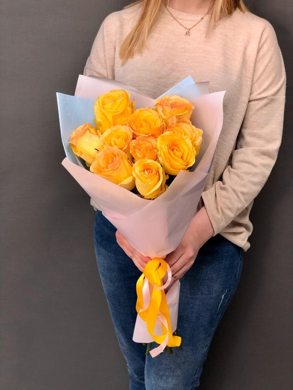 Красивый букет из 11 жёлтых роз Эквадор в фирменном оформлении 70 см
