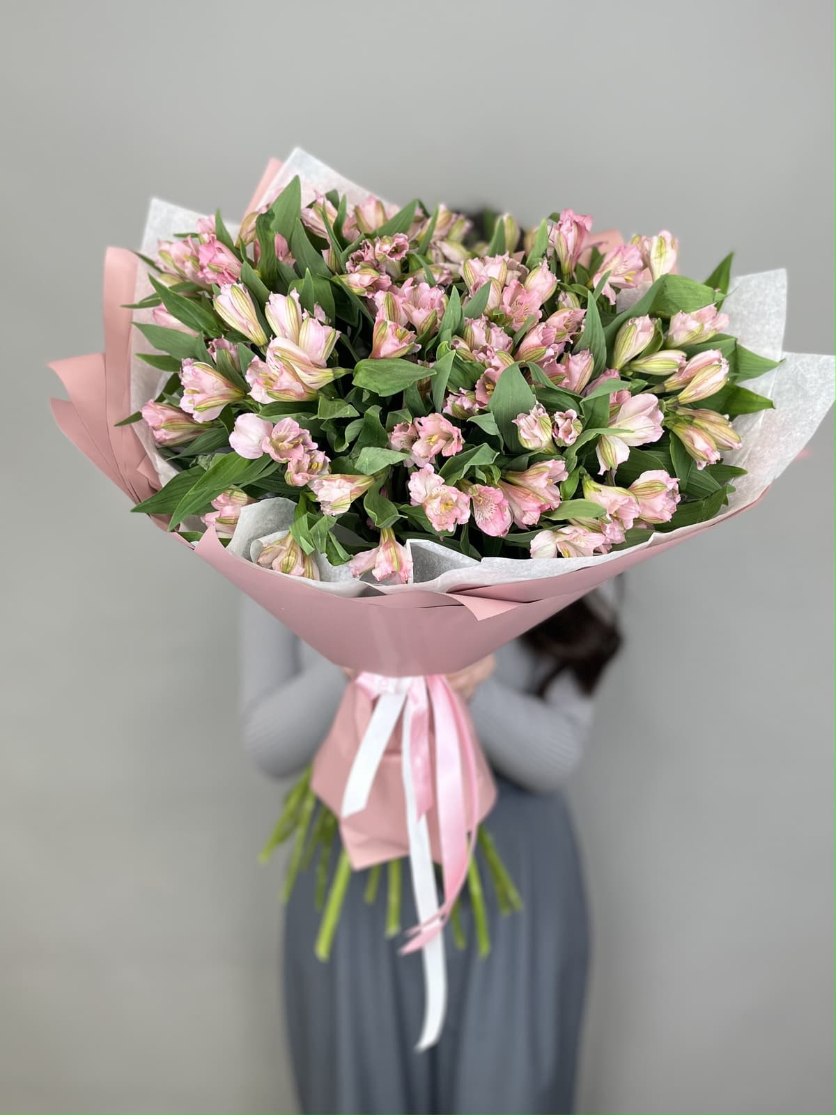 Нежный букет из 15 альстромерий "Elegance"