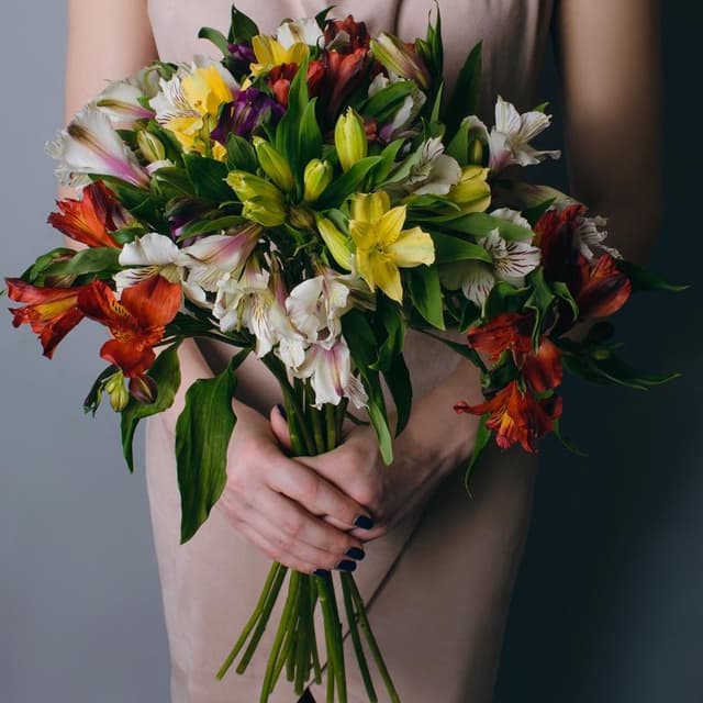 Праздничный букет из 15 Альстромерий микс Праздничный букет из 15 Альстромерий микс