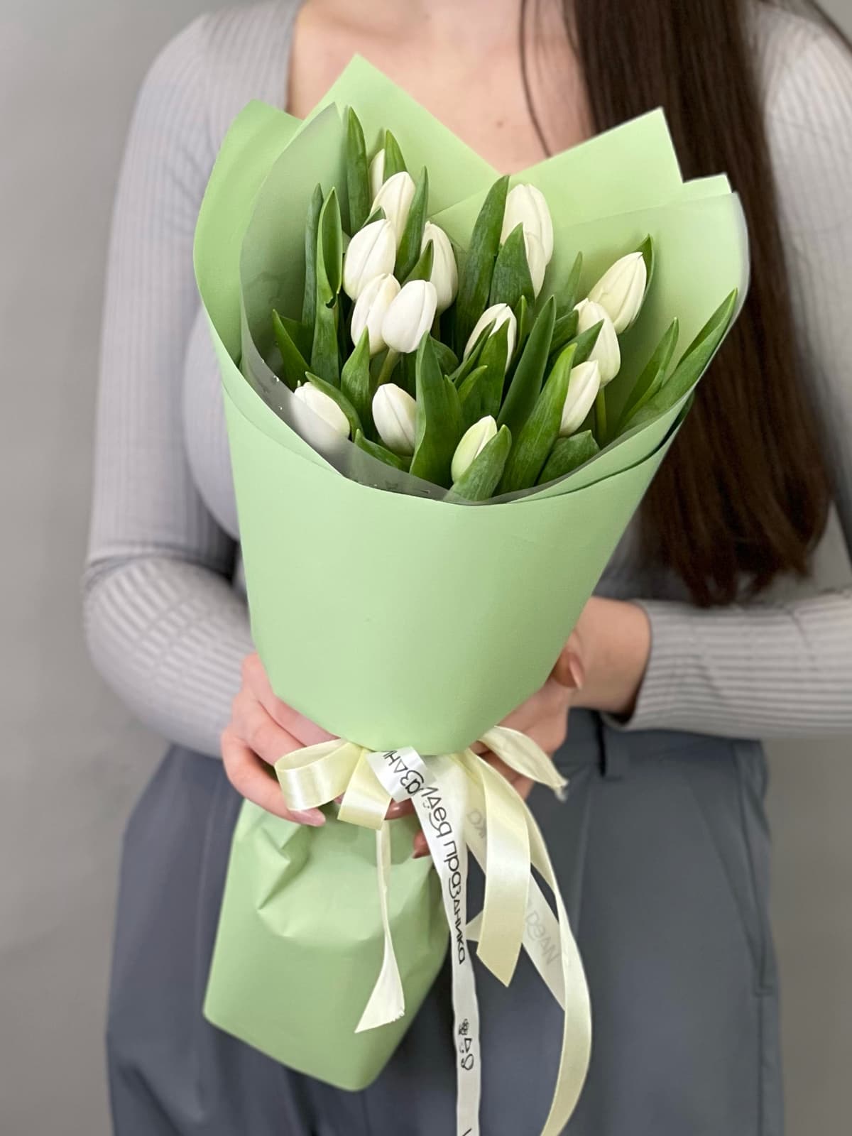 Классическй букет из 15 белых тюльпанов