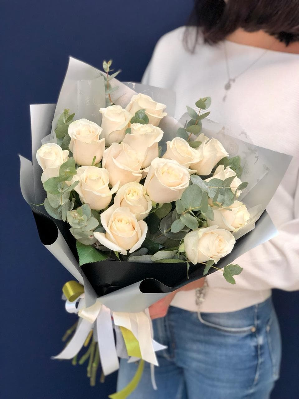 Букет из 15 белых Роз Эквадор в фирменном оформлении 80 см