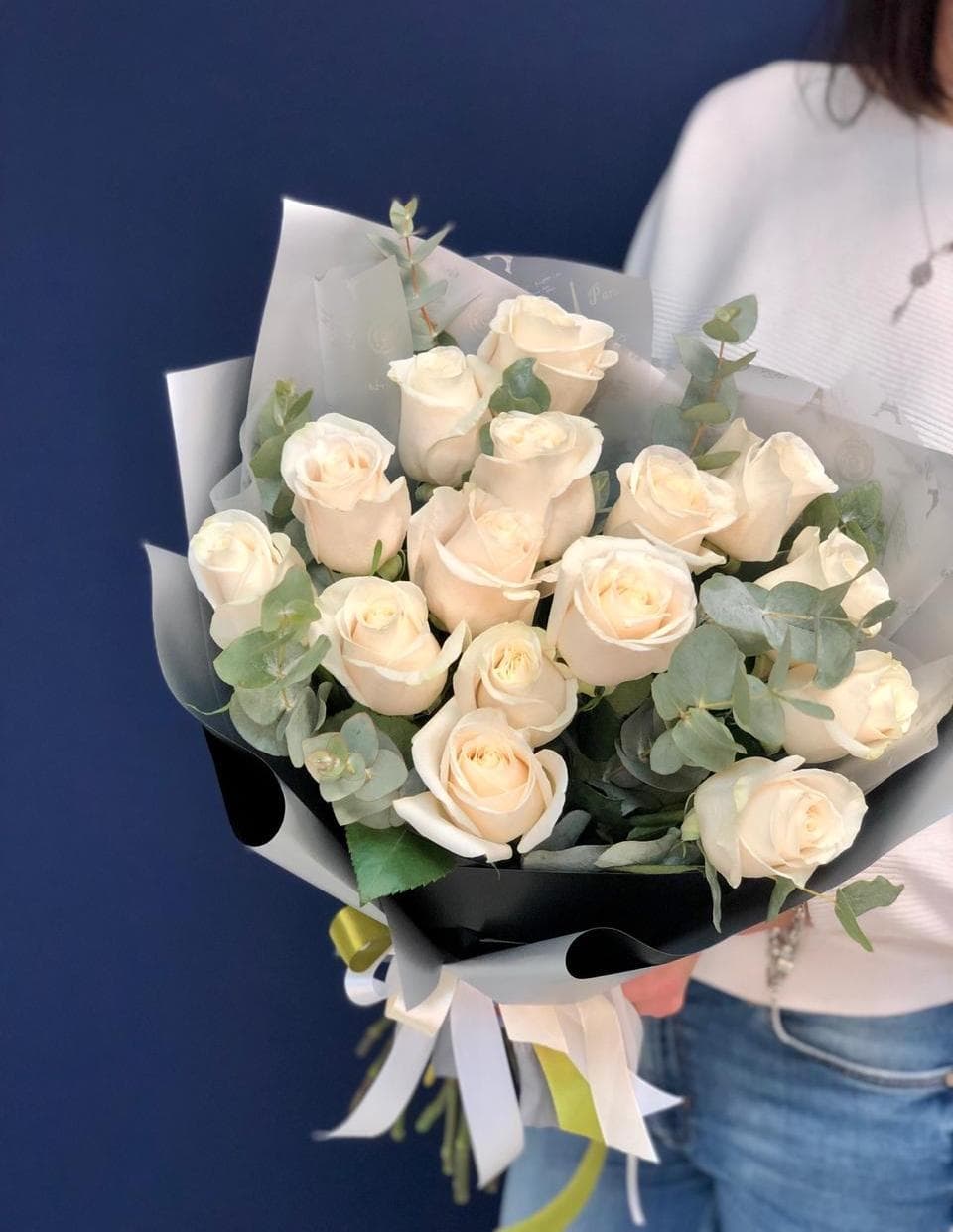 Букет из 15 белых Роз Эквадор в фирменном оформлении 80 см
