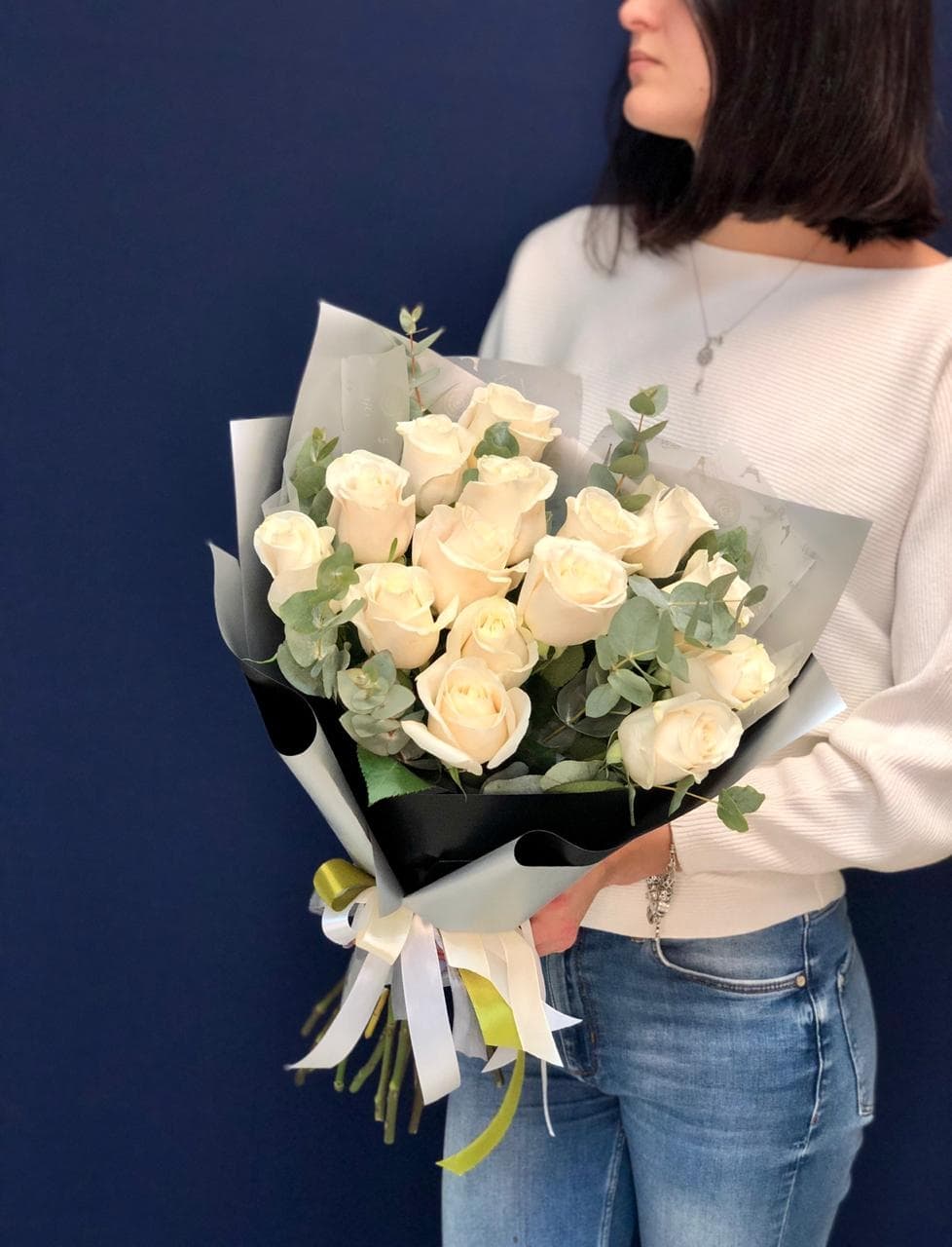 Букет из 15 белых Роз Эквадор в фирменном оформлении 80 см