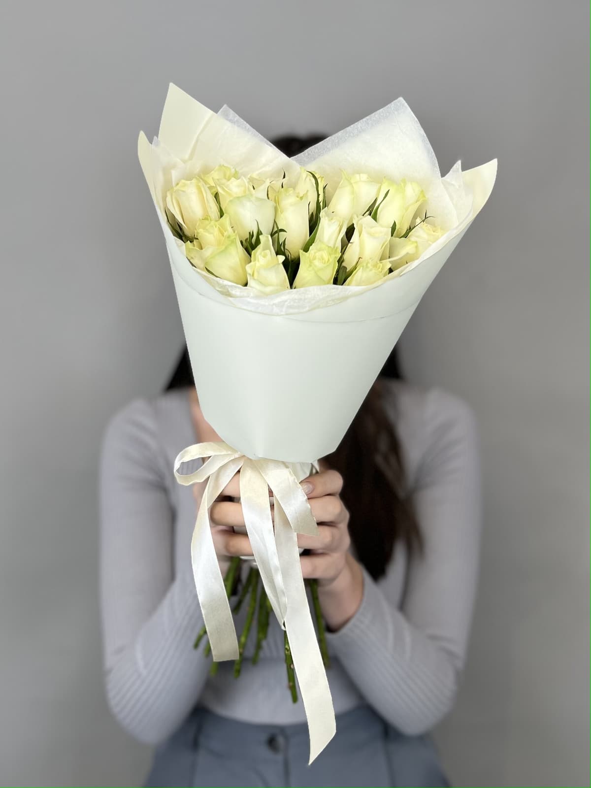 Цветочный букет из 15 белых роз Кения 35-40 см в матовой бумаге
