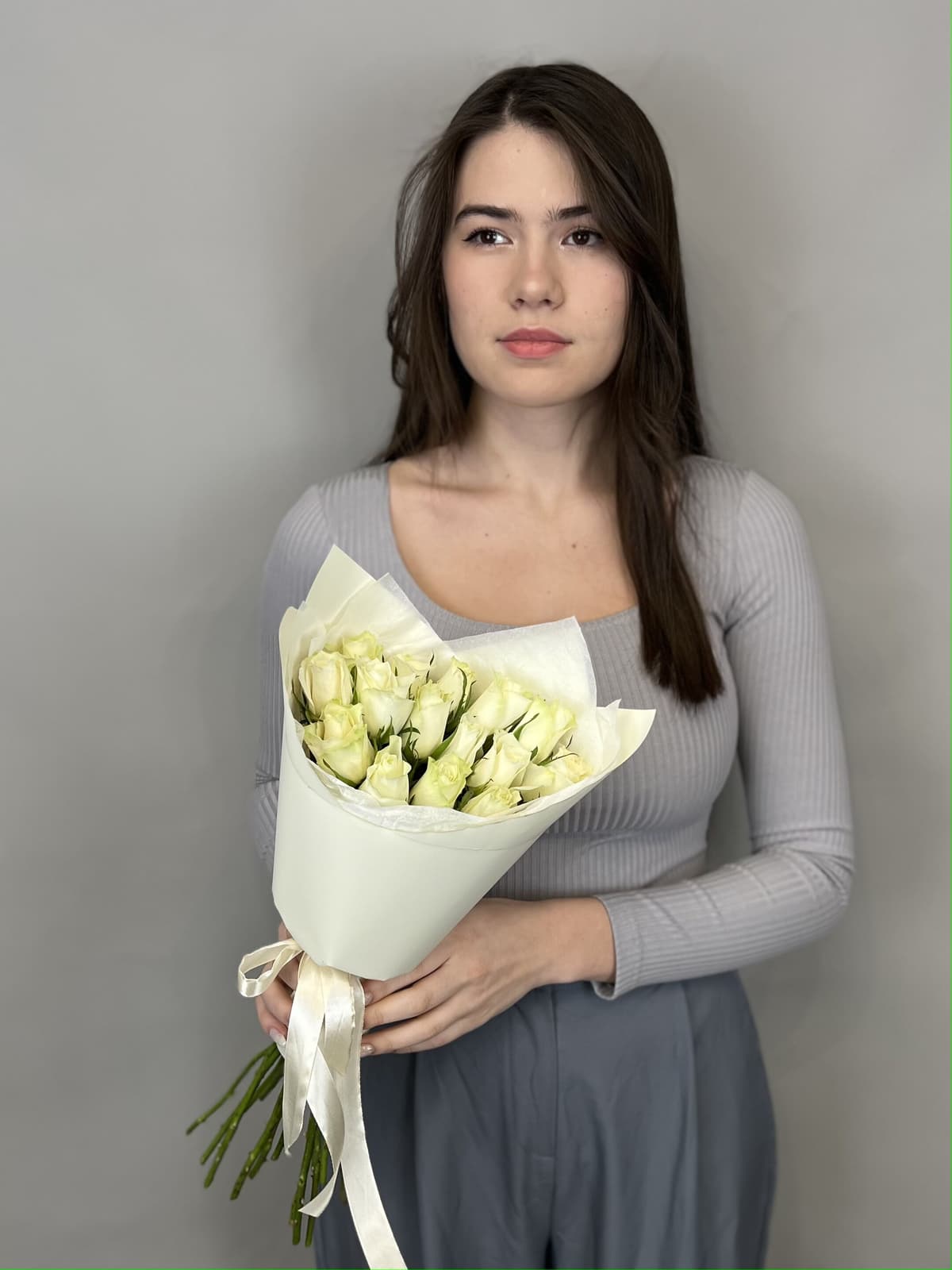 Цветочный букет из 15 белых роз Кения 35-40 см в матовой бумаге