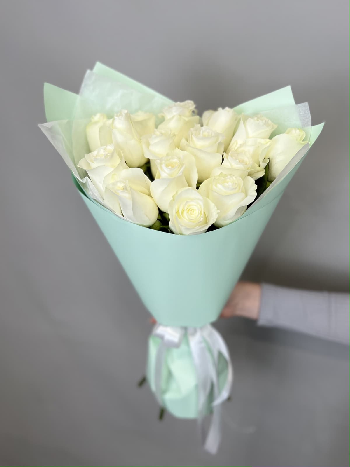 Весенний букет из 15 белых роз стандарт 50 см в оформлении