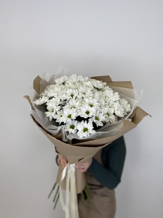 Красочный букет из 15 Хризантем Бакарди в крафтой бумаге Красочный букет из 15 Хризантем Бакарди в крафтой бумаге