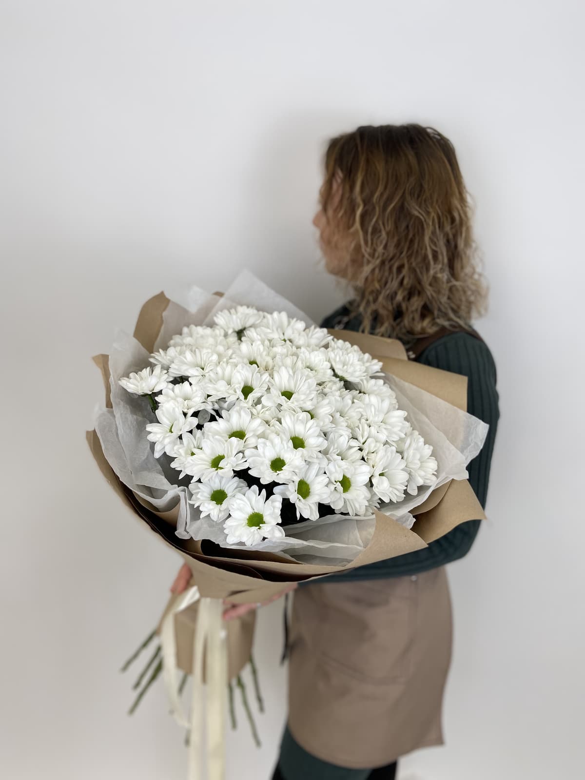 Красочный букет из 15 Хризантем Бакарди в крафтой бумаге