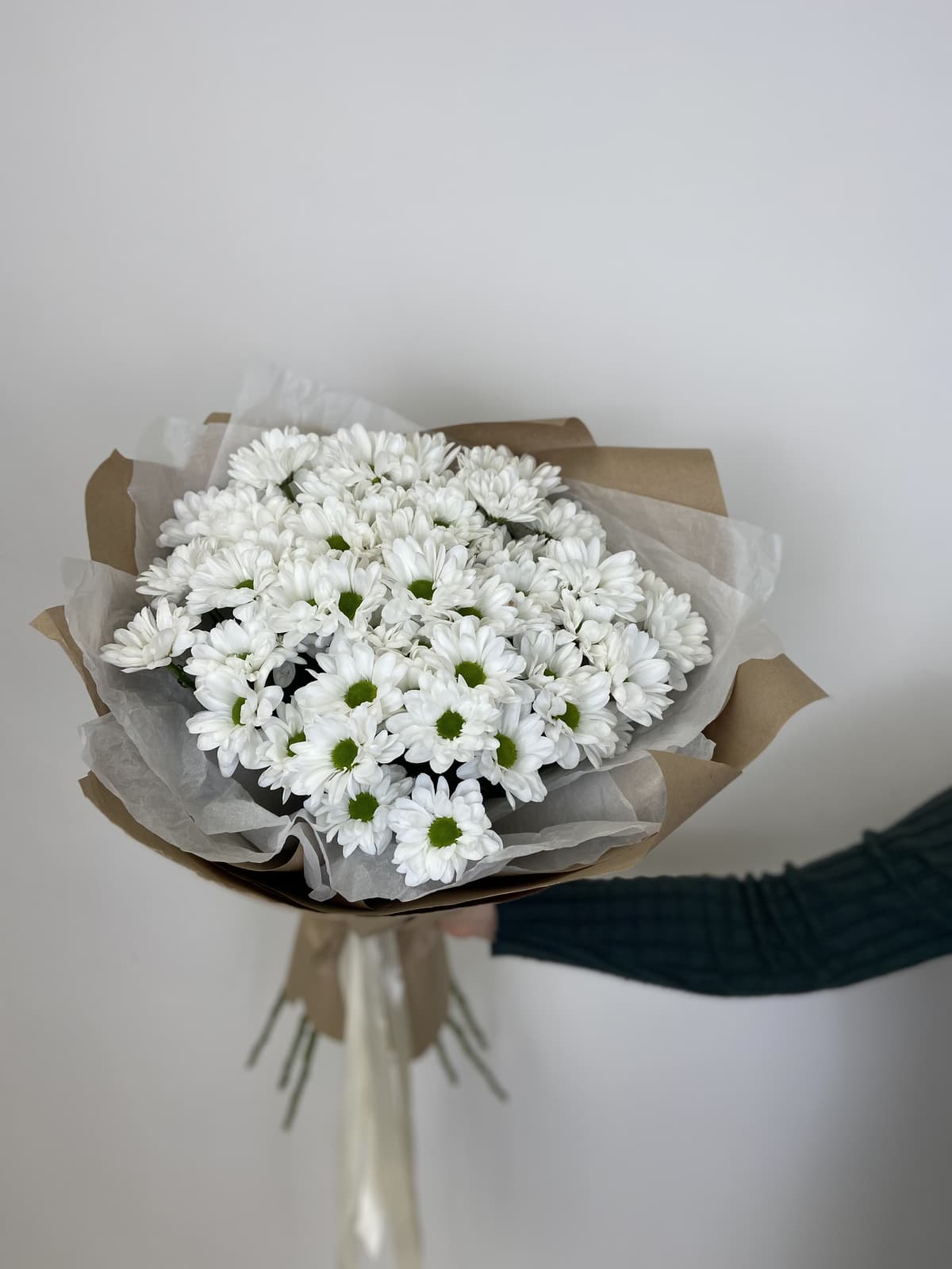 Красочный букет из 15 Хризантем Бакарди в крафтой бумаге