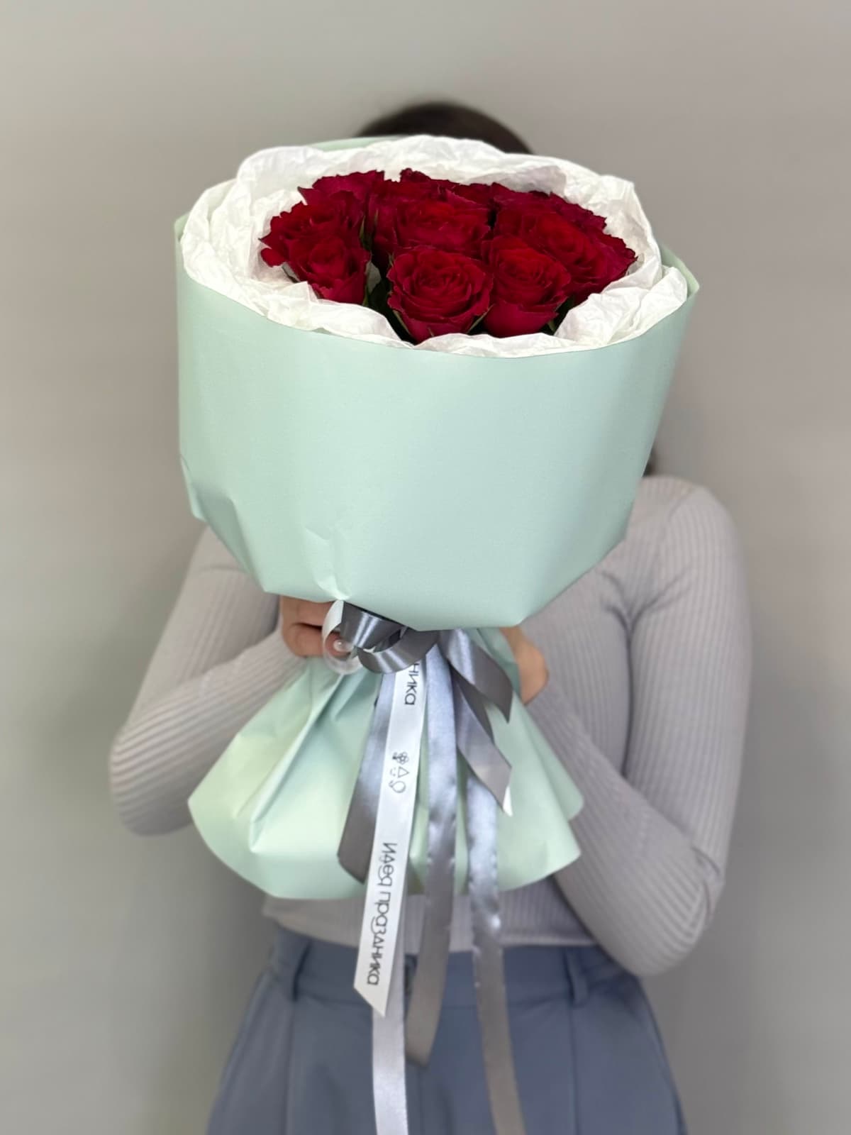 Букет из 15 красных роз Кения 35-40 см в фирменной упаковке