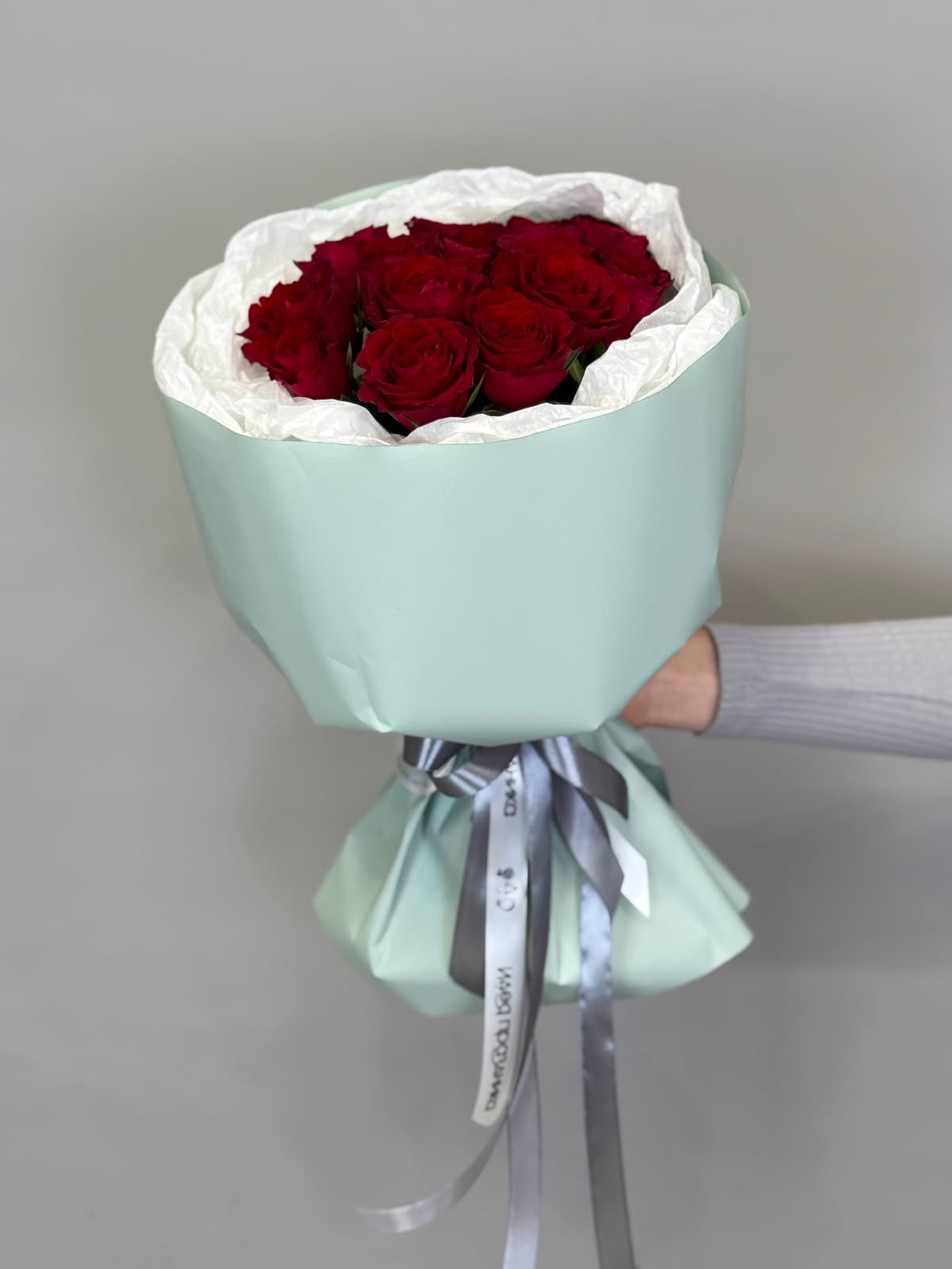 Букет из 15 красных роз Кения 35-40 см в фирменной упаковке