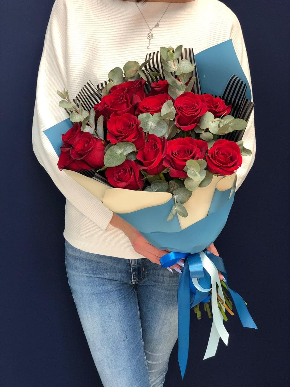 Дизайнерский букет из 15 красных Роз Эквадор в фирменном оформлении 70 см