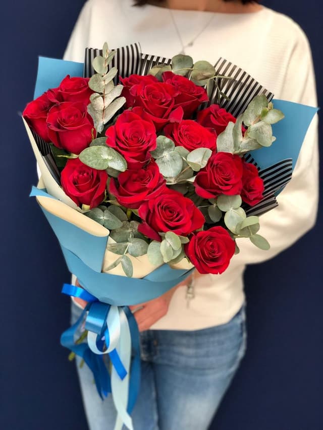 Букет из 15 красных Роз Эквадор в фирменном оформлении 80 см Букет из 15 красных Роз Эквадор в фирменном оформлении 80 см