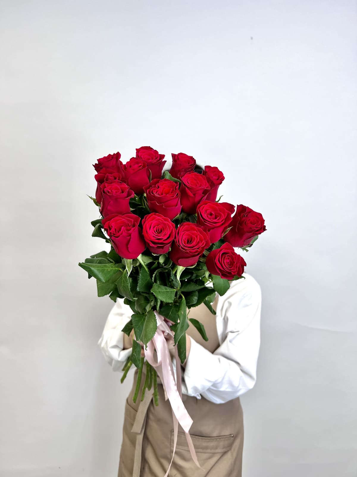 Нежный букет из 15 красных роз стандарт 50 см