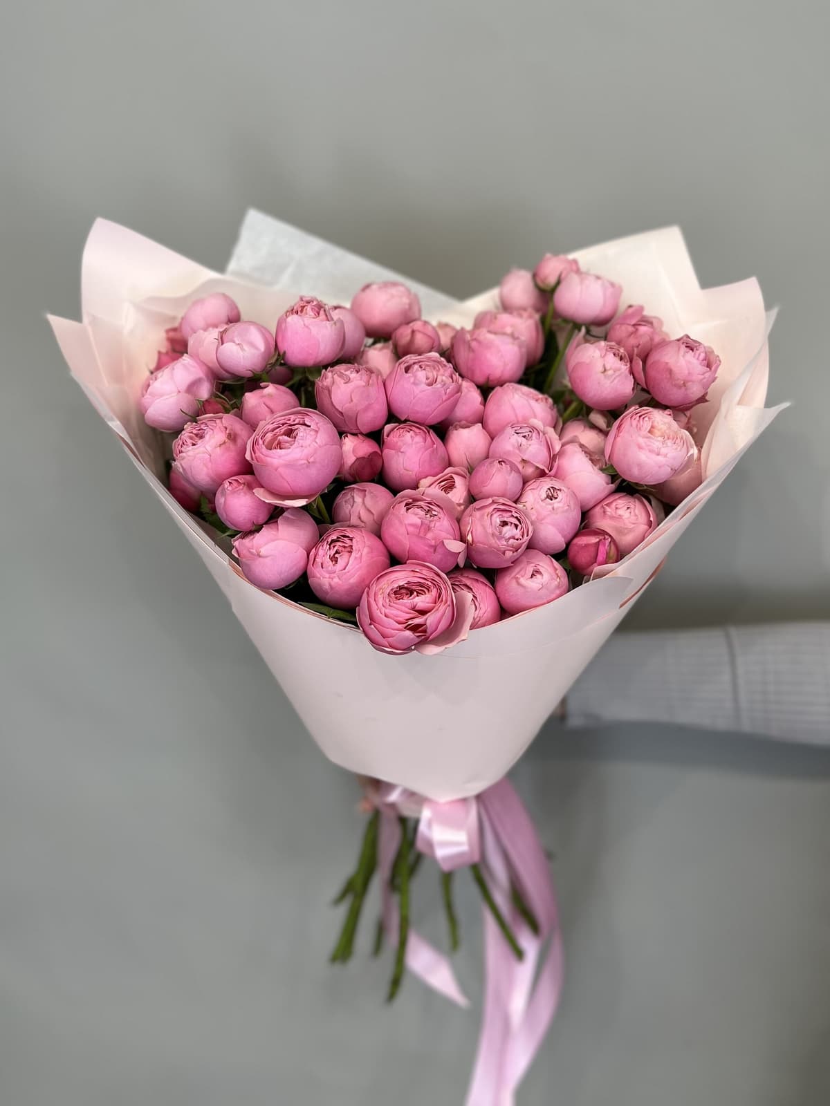 Шикарный букет из 15 кустовых пионовидных роз Silvia pink