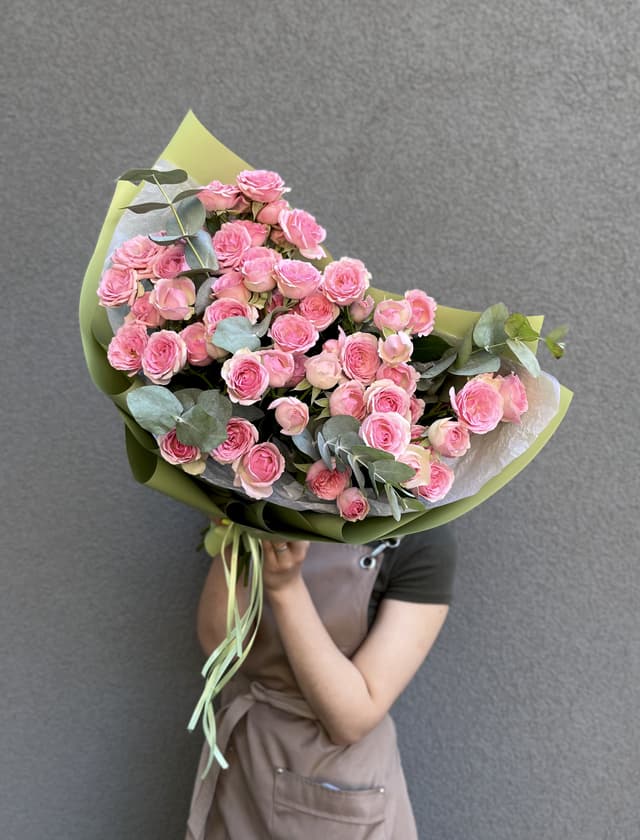 Нежный букет из 15 кустовых роз с эвкалиптом Нежный букет из 15 кустовых роз с эвкалиптом