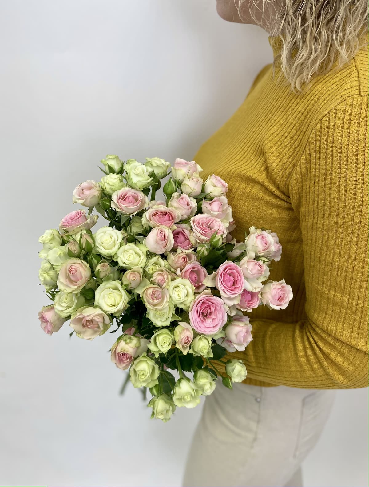 Красочный букет из 15 кустовых роз