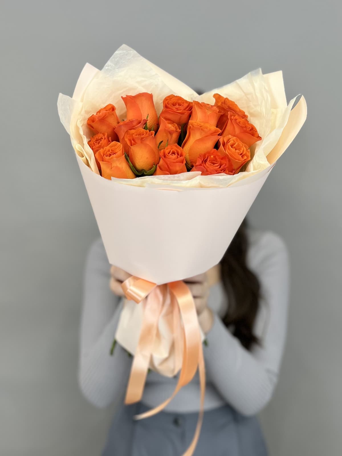 Букет из 15 оранжевых роз Кения 35-40 см в матовой бумаге
