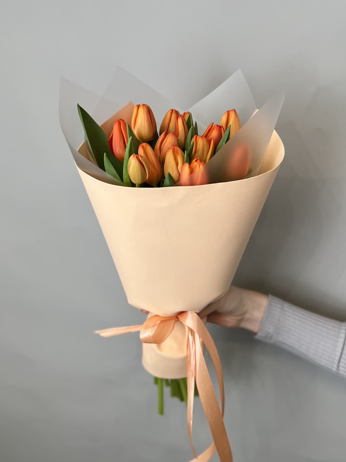 Весенний букет из 15 оранжевых тюльпанов в фоамиране