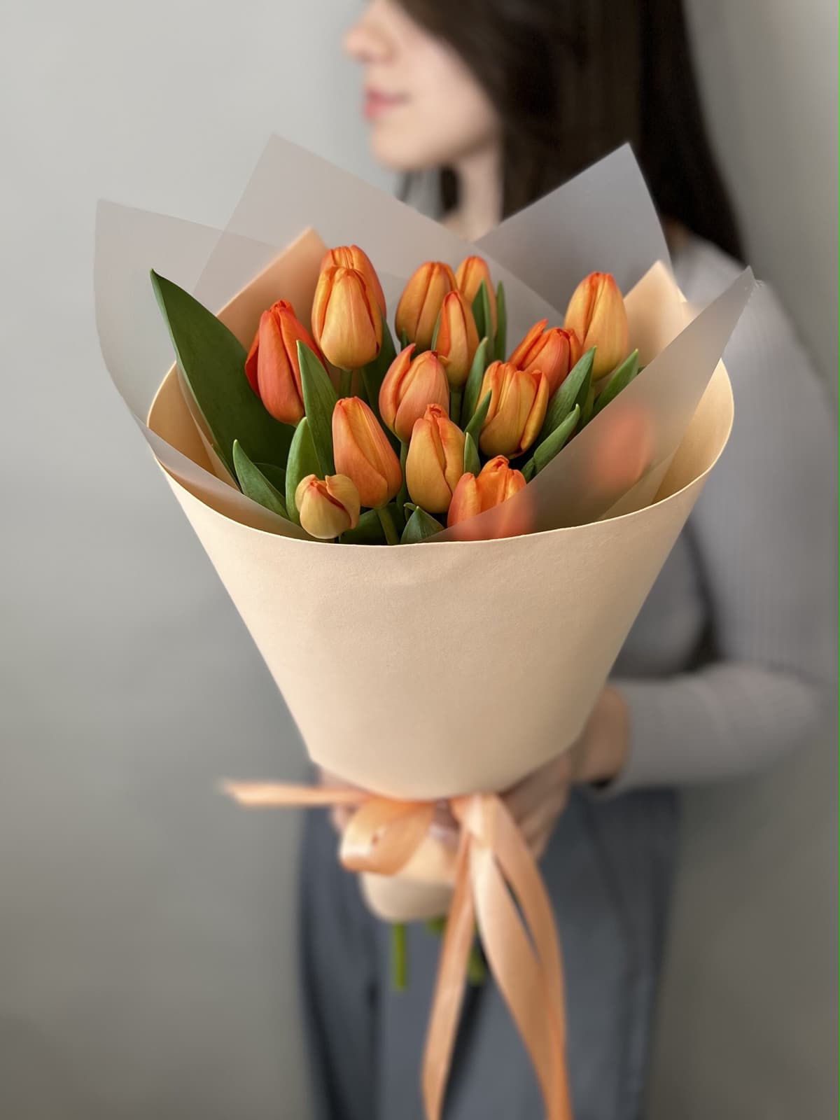 Весенний букет из 15 оранжевых тюльпанов в фоамиране