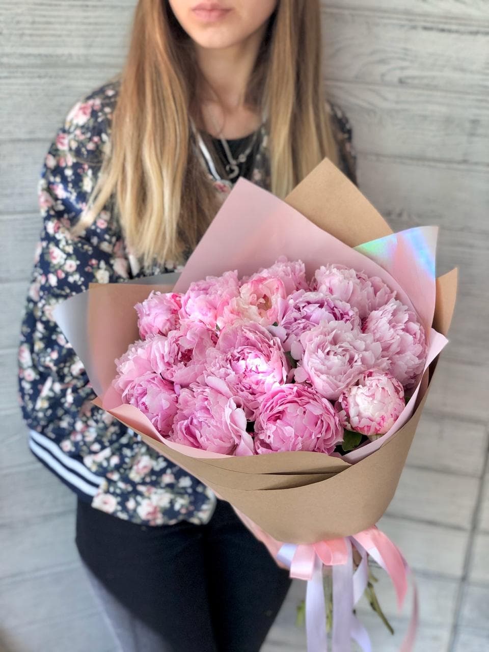 Красивый букет из 15 пионов в крафт бумаге