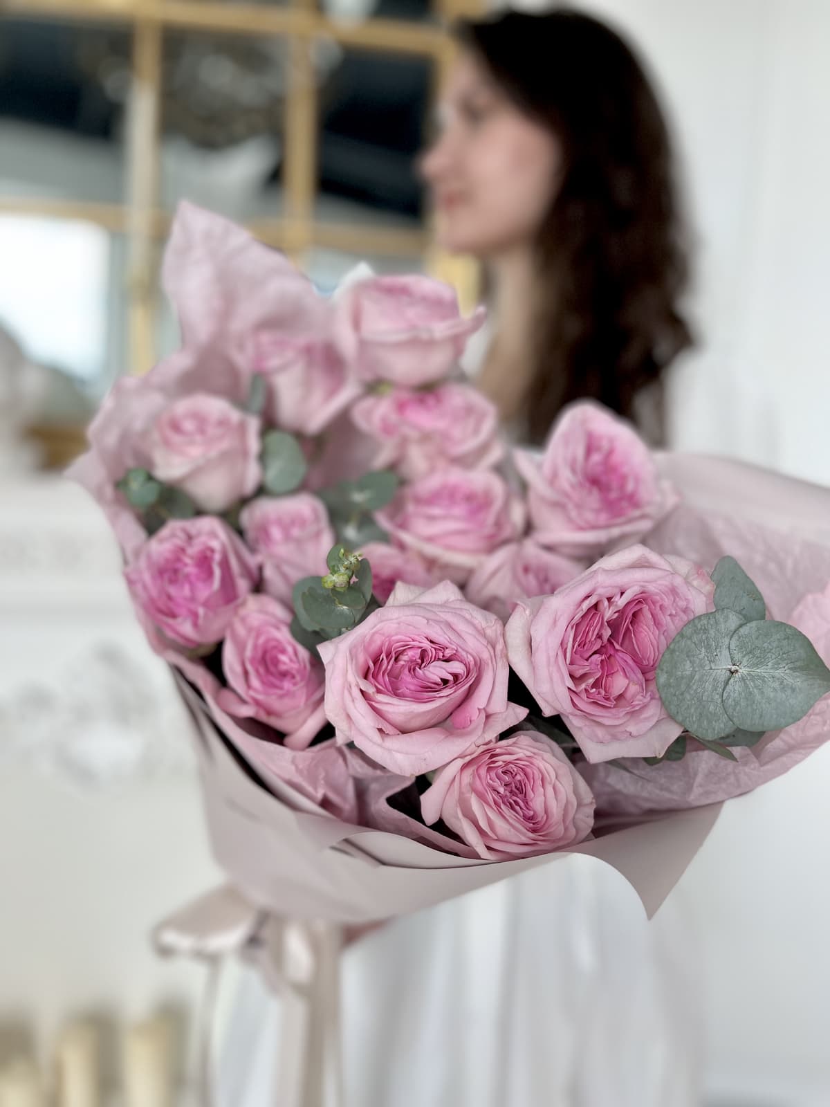 Букет из 15 Пионовидных Роз pink O’Hara с Эвкалиптом