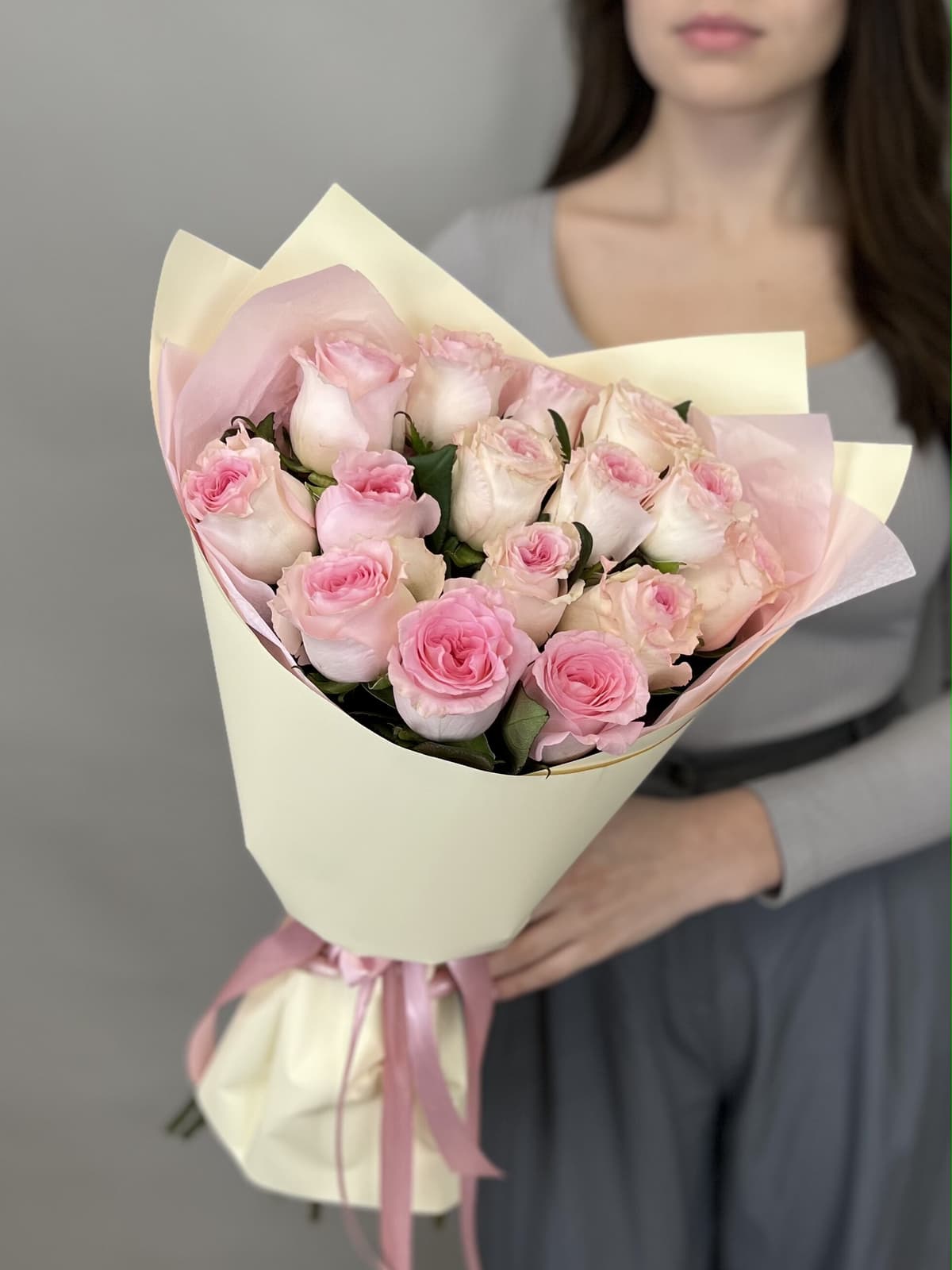 Весенний букет из 15 розовых роз стандарт 50 см в оформлении