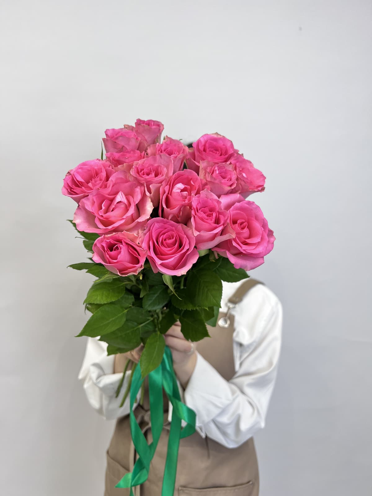 Цветочный букет из 15 розовых роз стандарт 50 см