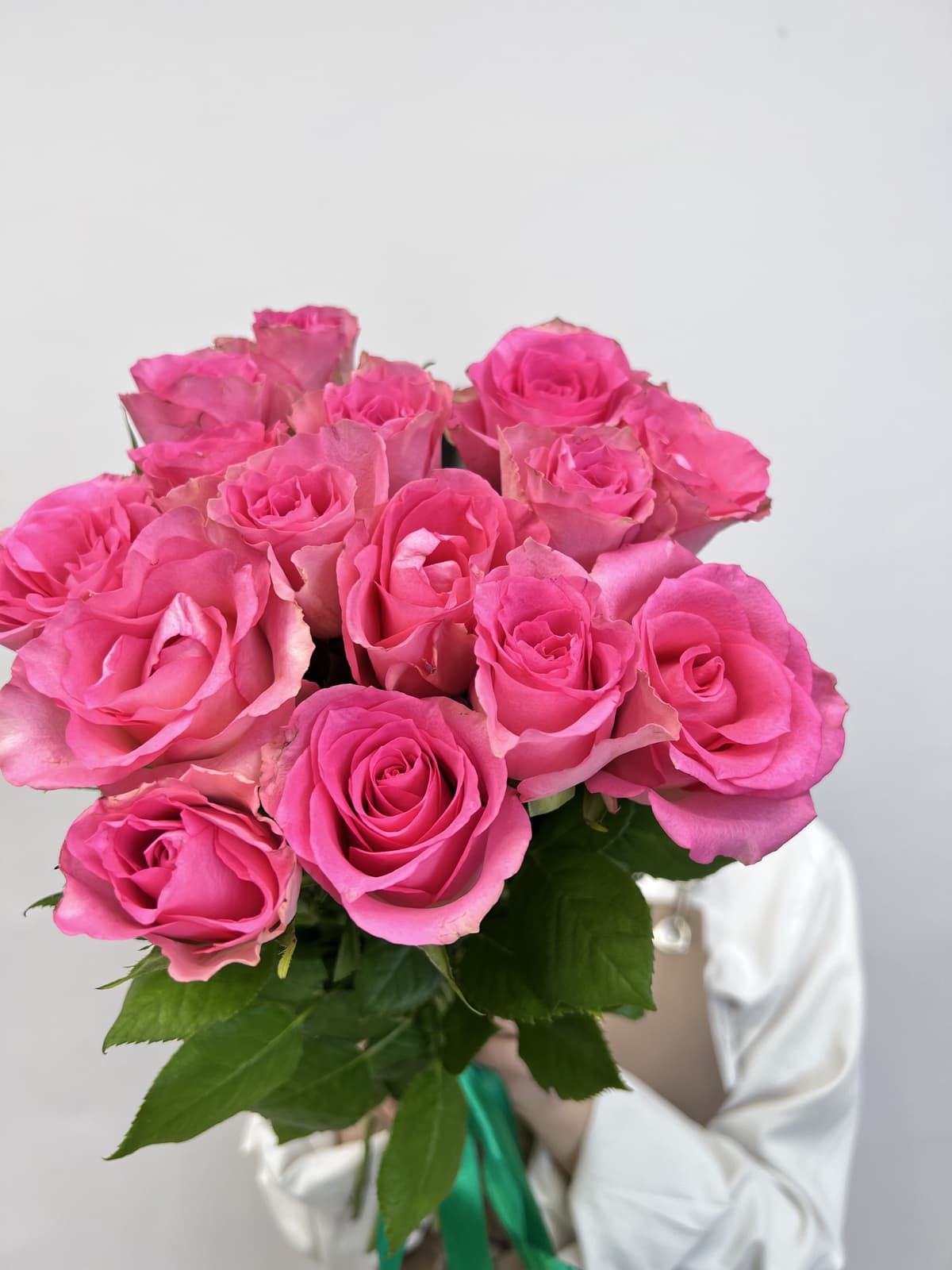 Цветочный букет из 15 розовых роз стандарт 50 см