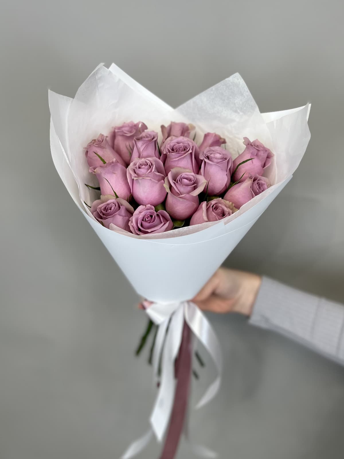 Букет из 15 сиреневых роз Кения 35-40 см в матовой бумаге