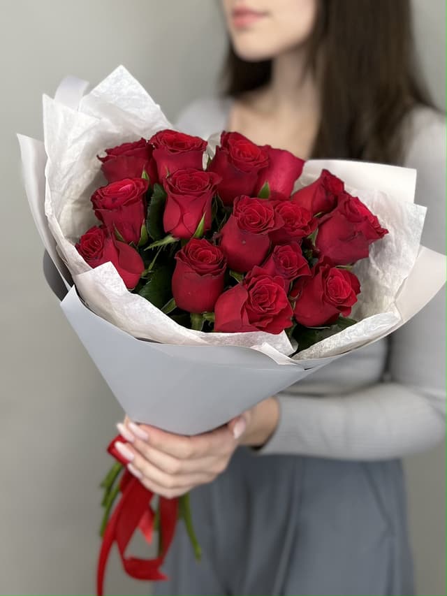 Оригинальный букет из 15 стандартных красных роз в серой упаковке Оригинальный букет из 15 стандартных красных роз в серой упаковке